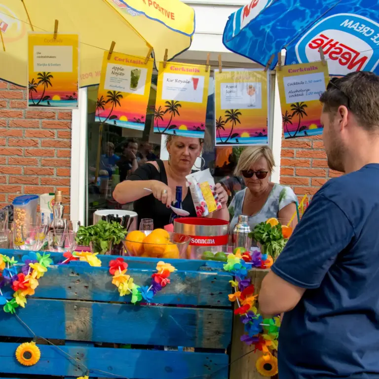Foto van de cocktailbar tijdens het tennistoernooi bij GTV van Starkenborgh in Groningen